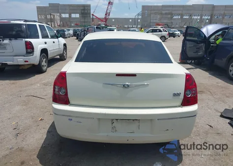 2010 Chrysler 300 Touring z USA, uszkodzony, nr VIN 2C3CA4CD4AH213499